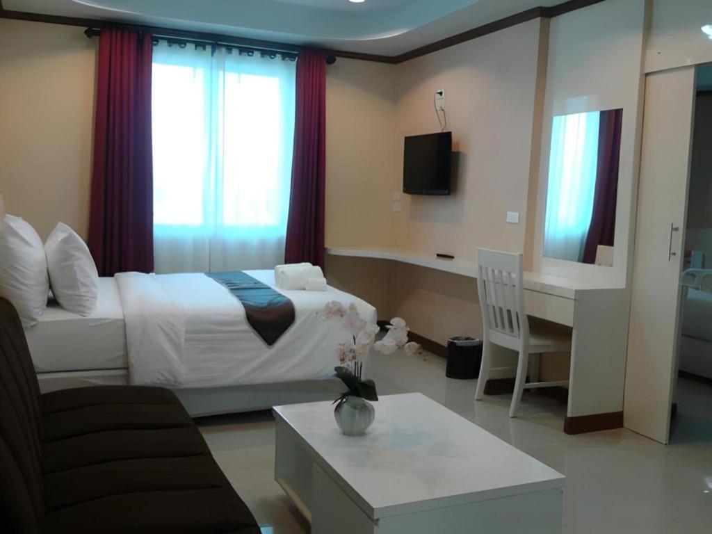 Thada Chateau Hotel Buriram Exterior photo